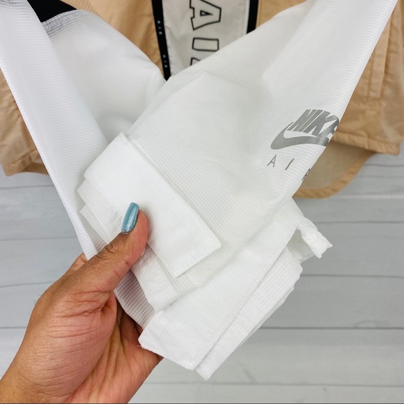 Nike| Women’s Nike Air light Jacket - Picture 7 of 10